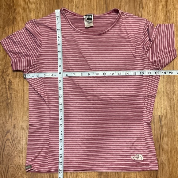 The North Face Striped Purple T-shirt pink short sleeve - Picture 5 of 5